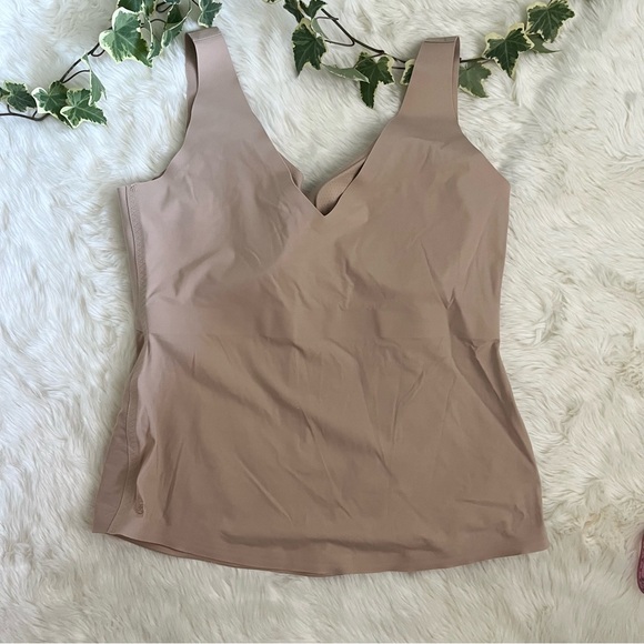 Honeylove LiftWear Wide Strap Tank in Sand Neutral Size 1X Plus - Picture 3 of 9